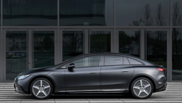 Transport de Luxe avec la Mercedes EQE Berline Noire