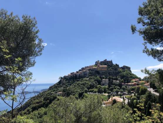 Chauffeur privé à Mougins : circuits touristiques luxe Côte d’Azur